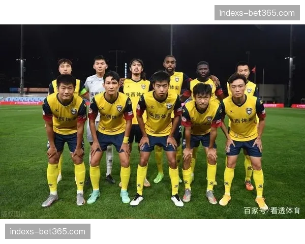 成都蓉城中卫组合间距过大，面对快速反击转身偏慢